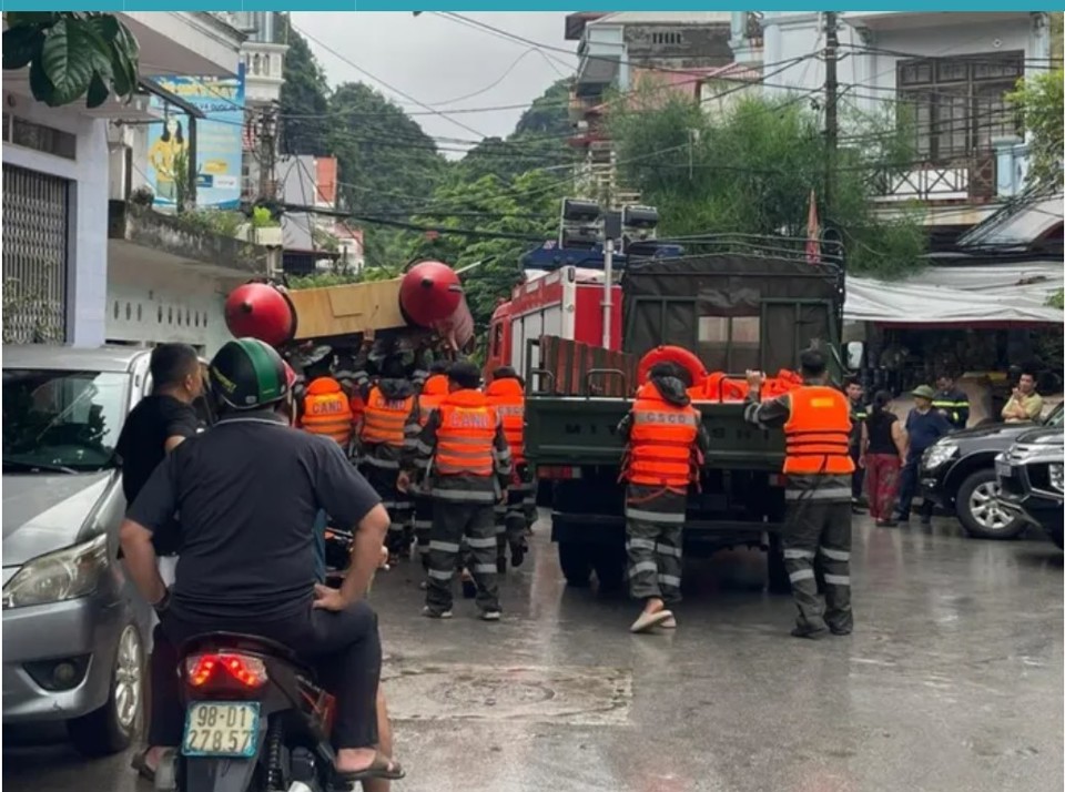 Lực lượng C&ocirc;ng an hỗ trợ người d&acirc;n di dời, vận chuyển t&agrave;i sản ra khỏi khu vực ngập lụt