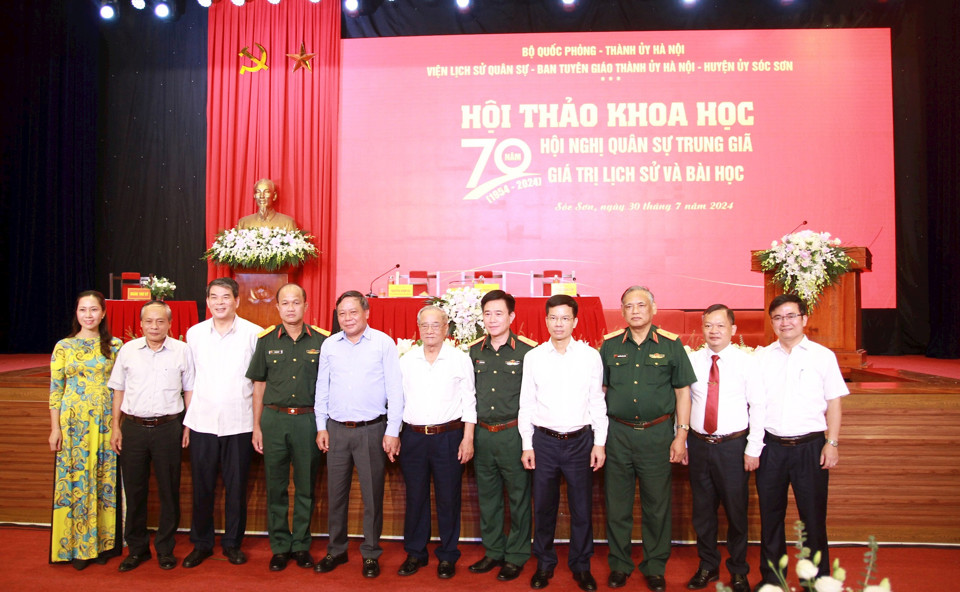 Ph&oacute; B&iacute; thư Th&agrave;nh ủy Nguyễn Văn Phong chụp ảnh lưu niệm c&ugrave;ng c&aacute;c đại biểu, nh&agrave; khoa học tham dự hội thảo