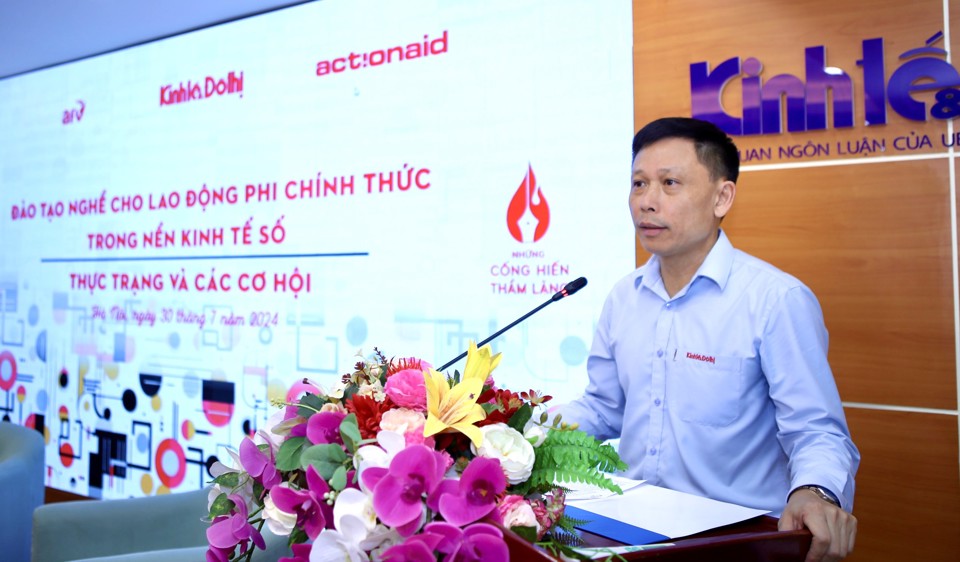 PGS.TS Nguyễn Th&agrave;nh Lợi &ndash; Tổng bi&ecirc;n tập b&aacute;o Kinh tế &amp; Đ&ocirc; thị, Trưởng Ban tổ chức Chương tr&igrave;nh truyền th&ocirc;ng "Những cống hiến thầm lặng" ph&aacute;t biểu tại buổi tọa đ&agrave;m. Ảnh: Duy Kh&aacute;nh