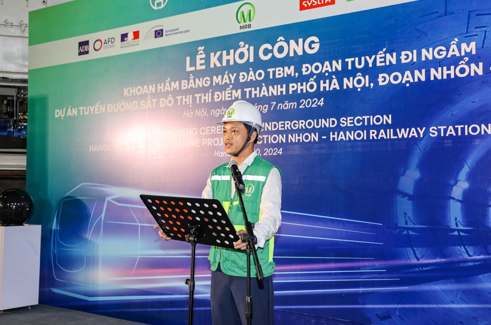 &Ocirc;ng Nguyễn B&aacute; Sơn - Ph&oacute; trưởng Ban Ban Quản l&yacute; đường sắt H&agrave; Nội ph&aacute;t biểu tại lễ khởi c&ocirc;ng khoan hầm.