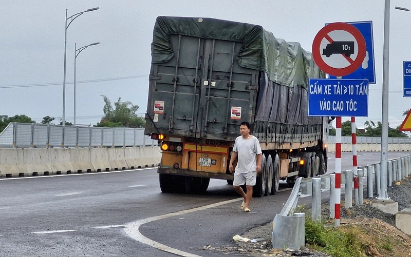 Xe &ocirc; t&ocirc; tải c&oacute; dấu hiệu vượt qu&aacute; tải trọng (&gt;10 tấn) đi v&agrave;o đường cao tốc Diễn Ch&acirc;u- B&atilde;i Vọt tại n&uacute;t giao quốc lộ 8A