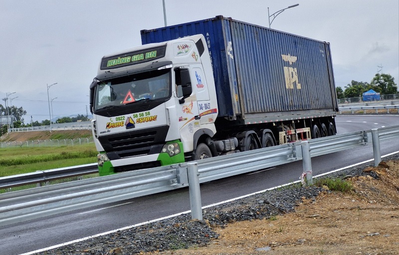 Xe c&oacute; dấu hiệu vượt qu&aacute; tải trọng lưu th&ocirc;ng tr&ecirc;n đường cao tốc tiềm ẩn nguy cơ mất an to&agrave;n giao th&ocirc;ng