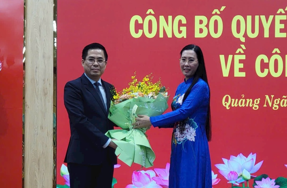 B&agrave; B&ugrave;i Thị Quỳnh V&acirc;n- B&iacute; thư Tỉnh ủy, Chủ tịch HĐND tỉnh Quảng Ng&atilde;i tặng hoa cho &ocirc;ng Nguyễn Ho&agrave;ng Giang.