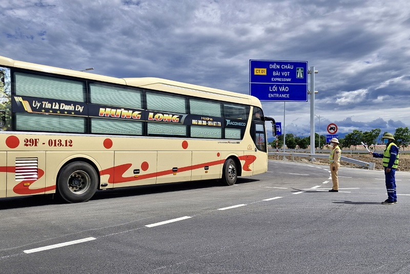 Lực lượng CSGT C&ocirc;ng an H&agrave; Tĩnh v&agrave; bộ phận trực chốt tiến h&agrave;nh điều tiết, hướng dẫn, ph&acirc;n luồng c&aacute;c phương tiện đi v&agrave;o đường cao tốc