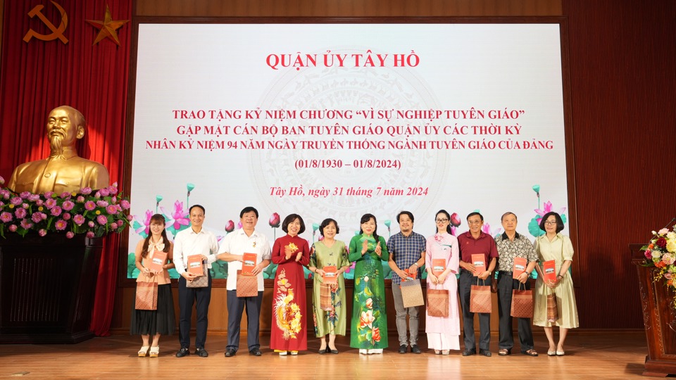 L&atilde;nh đạo quận T&acirc;y Hồ tri &acirc;n c&aacute;c đồng ch&iacute; c&oacute; nhiều đ&oacute;ng g&oacute;p cho c&ocirc;ng t&aacute;c Tuy&ecirc;n gi&aacute;o của quận.