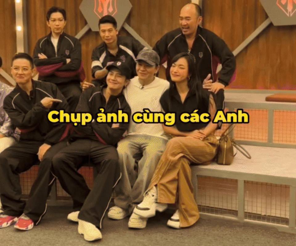 Ch&acirc;u B&ugrave;i chụp ảnh c&ugrave;ng c&aacute;c &ldquo;anh t&agrave;i&ldquo;. Ảnh: Cắt từ clip