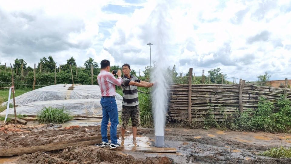 Kh&iacute; k&egrave;m bụi nước phun l&ecirc;n được người d&acirc;n kiểm tra kh&ocirc;ng c&oacute; m&ugrave;i lạ, nhiệt độ b&igrave;nh thường.