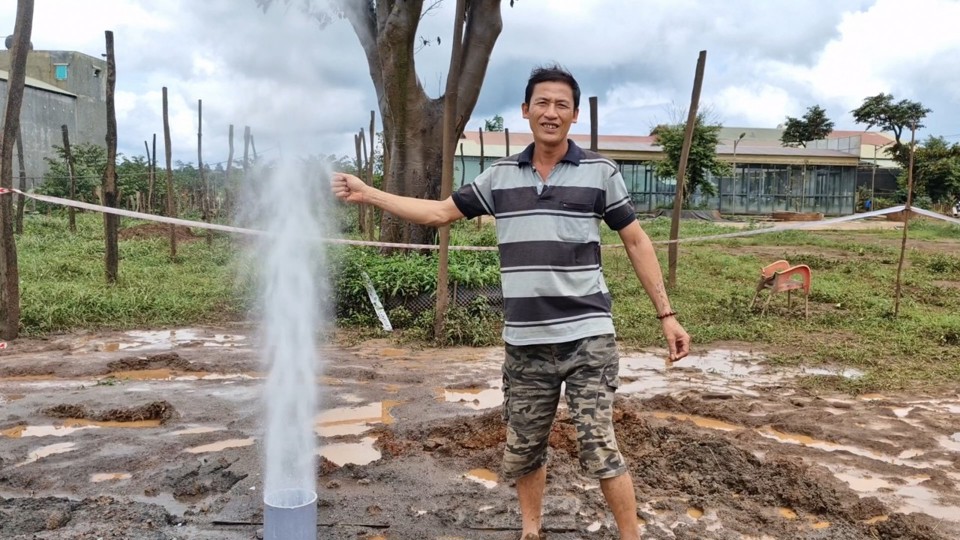 Giếng khoan của gia đ&igrave;nh &ocirc;ng Đ&agrave;m Xu&acirc;n Ho&agrave; th&ocirc;n Klă, x&atilde; Ia Kly, huyện Chư Pr&ocirc;ng, tỉnh Gia Lai&nbsp; thổi kh&iacute; k&egrave;m bụi nước, c&aacute;t, sỏi nhỏ l&ecirc;n cao hơn 30m.