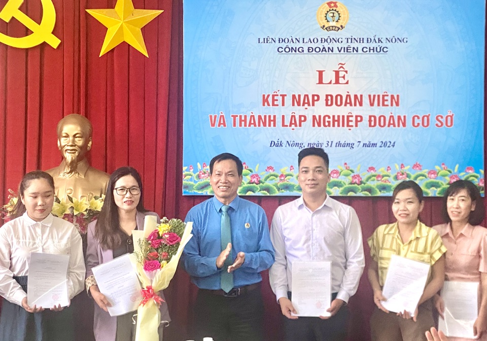 L&atilde;nh đạo C&ocirc;ng đo&agrave;n vi&ecirc;n chức tỉnh Đắk N&ocirc;ng trao quyết định th&agrave;nh lập Nghiệp đo&agrave;n cơ sở cộng t&aacute;c b&aacute;o ch&iacute; tỉnh cho Ban chấp h&agrave;nh l&acirc;m thời.