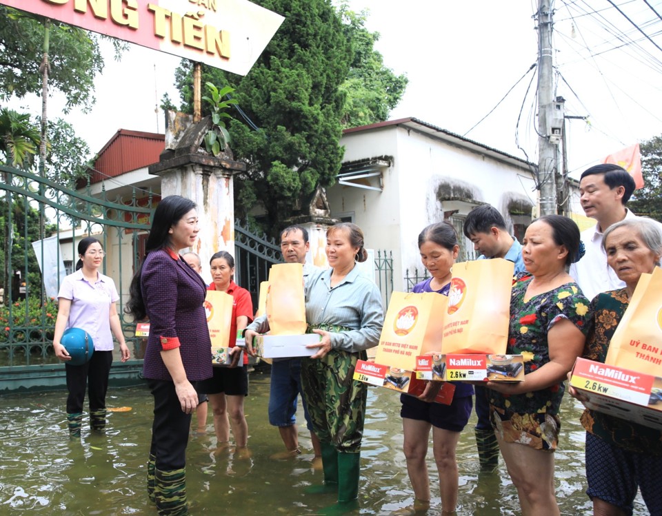 Chủ tịch Ủy ban Mặt trận Tổ quốc Việt Nam TP H&agrave; Nội Nguyễn Lan Hương thăm hỏi tặng qu&agrave; người d&acirc;n x&atilde; Nam Phương Tiến, huyện Chương Mỹ