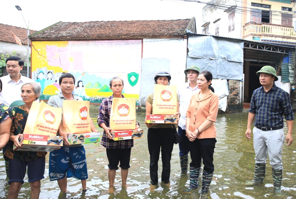 Ph&oacute; Chủ tịch Ủy ban Mặt trận Tổ quốc Việt Nam TP H&agrave; Nội Đặng Thị Phương Hoa tặng qu&agrave; người d&acirc;n x&atilde; Nam Phương Tiến, huyện Chương Mỹ