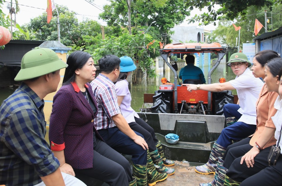 Đo&agrave;n c&ocirc;ng t&aacute;c của Ủy ban Mặt trận Tổ quốc Việt Nam TP đến thăm, tặng qu&agrave; người d&acirc;n v&ugrave;ng ''rốn lũ'' của H&agrave; Nội l&agrave; x&atilde; Nam Phương Tiến, huyện Chương Mỹ