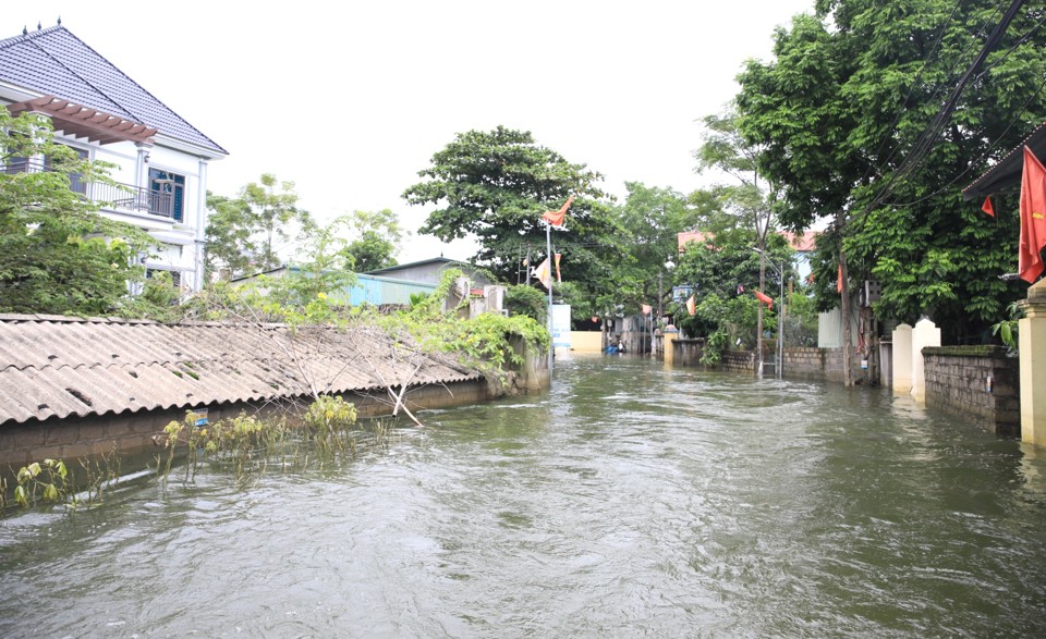 Mưa lớn cả tuần qua đ&atilde; khiến một số địa b&agrave;n của huyện Chương Mỹ (H&agrave; Nội) bị ngập lụt nặng nề, l&agrave;m ảnh hưởng đến sản xuất kinh doanh v&agrave; đảo lộn sinh hoạt của người d&acirc;n