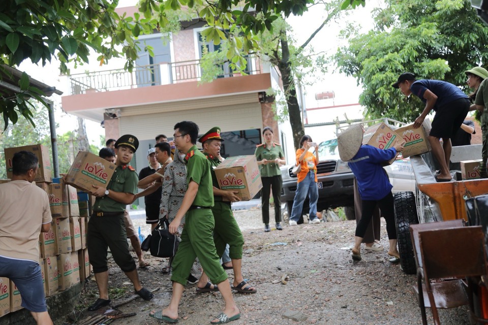 Công an bơi thuyền đến từng nhà tiếp tế cho người dân “rốn lũ” Hà Nội - Ảnh 5