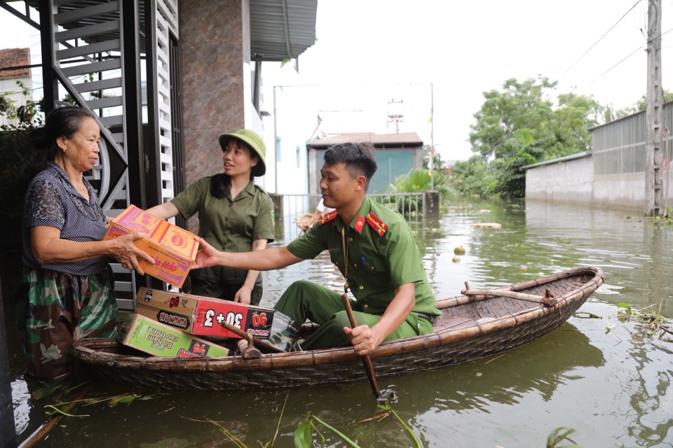 Công an bơi thuyền đến từng nhà tiếp tế cho người dân “rốn lũ” Hà Nội - Ảnh 3