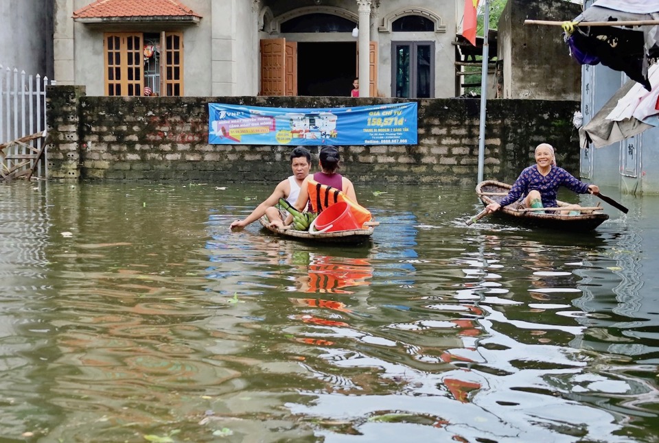 Mực nước s&ocirc;ng B&ugrave;i l&ecirc;n cao g&acirc;y ngập lụt nhiều v&ugrave;ng d&acirc;n cư tại huyện Chương Mỹ (TP H&agrave; Nội).