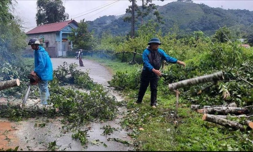 Lực lượng chức năng huyện Văn Quan dọn dẹp c&acirc;y cối bị đổ, đảm bảo an to&agrave;n giao th&ocirc;ng cho người d&acirc;n