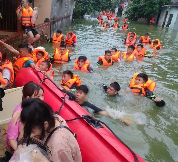 Lực lượng C&ocirc;ng an tỉnh Lạng Sơn hỗ trợ người d&acirc;n di dời, t&agrave;i sản ra khỏi vực bi ngập nước chiều 30/7.