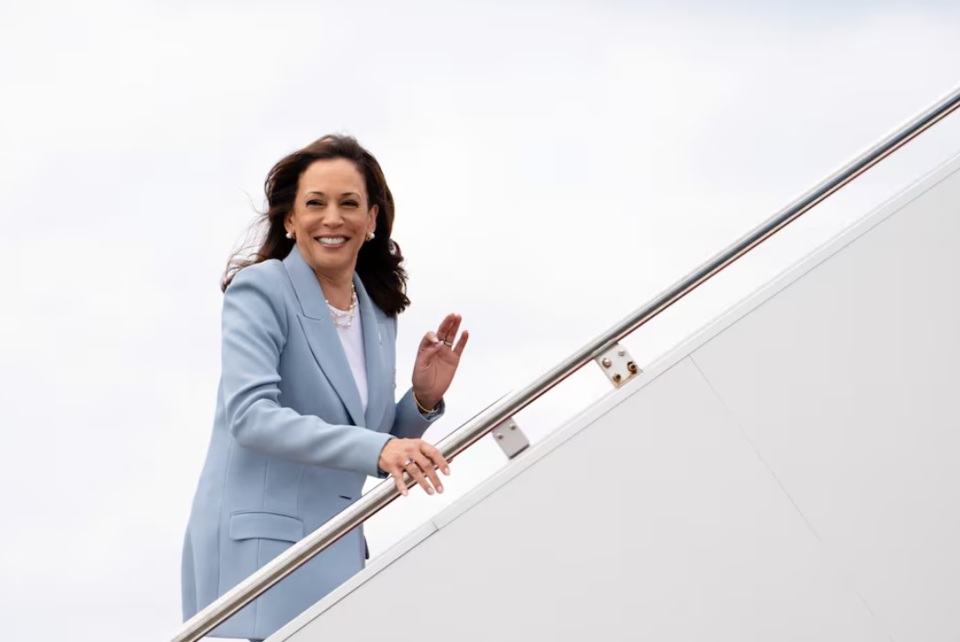 Ph&oacute; Tổng thống Mỹ Kamala Harris l&ecirc;n m&aacute;y bay Air Force Two tại Căn cứ chung Andrews ở Maryland, Mỹ, ng&agrave;y 30/7/2024. Ảnh: Reuters