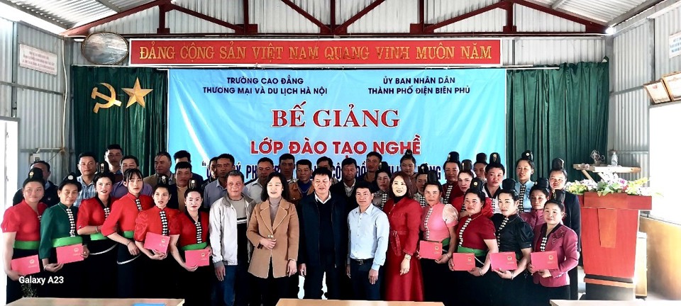 Đ&agrave;o tạo nghề ngắn hạn l&agrave; giải ph&aacute;p gi&uacute;p người lao động trang bị kỹ năng tay nghề để tăng cơ hội việc l&agrave;m, thu nhập. Ảnh: Trần Lan.