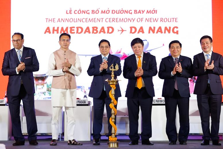 Thủ tướng dự lễ c&ocirc;ng bố đường bay Đ&agrave; Nẵng (Việt Nam) - Ahmedabad (Bang Gunjarat, Ấn Độ) v&agrave; đ&oacute;n h&agrave;nh kh&aacute;ch thứ 200 triệu của h&atilde;ng h&agrave;ng kh&ocirc;ng Vietjet - Ảnh: VGP