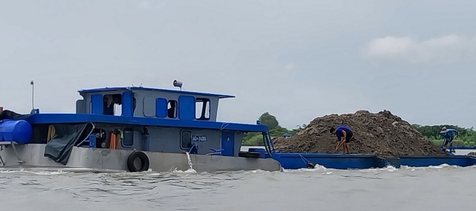 &Ocirc; nhiễm m&ocirc;i trường, c&aacute;c hoạt động khai th&aacute;c c&aacute;t v&agrave; nước ngầm qu&aacute; mức... đ&atilde; t&aacute;c động rất lớn đến hệ sinh th&aacute;i, đời sống, v&agrave; sinh kế của h&agrave;ng triệu người d&acirc;n ĐBSCL. Ảnh Hồng Lĩnh

&Ocirc; nhiễm c&aacute;c d&ograve;ng s&ocirc;ng, suối trong đất liền v&agrave; tr&ecirc;n biển đảo ở ĐBSCL cũng l&agrave; b&agrave;i to&aacute;n cần giải quyết cấp b&aacute;ch. Ảnh Hồng Lĩnh&nbsp;