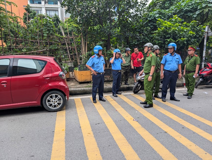 Lực lượng chức năng phối hợp xử l&yacute; vi phạm tr&ecirc;n tuyến đường bờ s&ocirc;ng S&eacute;t.&nbsp;