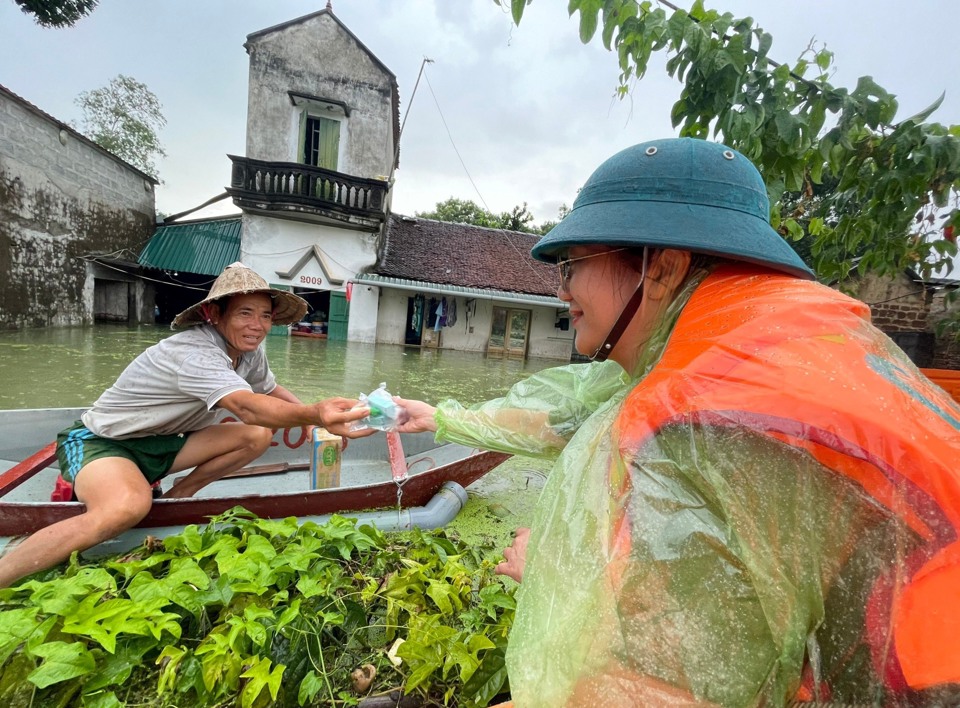 Công an bơi thuyền đến từng nhà tiếp tế cho người dân “rốn lũ” Hà Nội - Ảnh 2