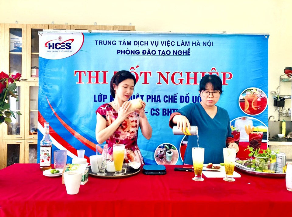 Người lao động hưởng ch&iacute;nh s&aacute;ch bảo hiểm thất nghiệp được hỗ trợ học nghề Kỹ thuật pha chế đồ uống do Trung t&acirc;m Dịch vụ việc l&agrave;m H&agrave; Nội tổ chức.&nbsp;