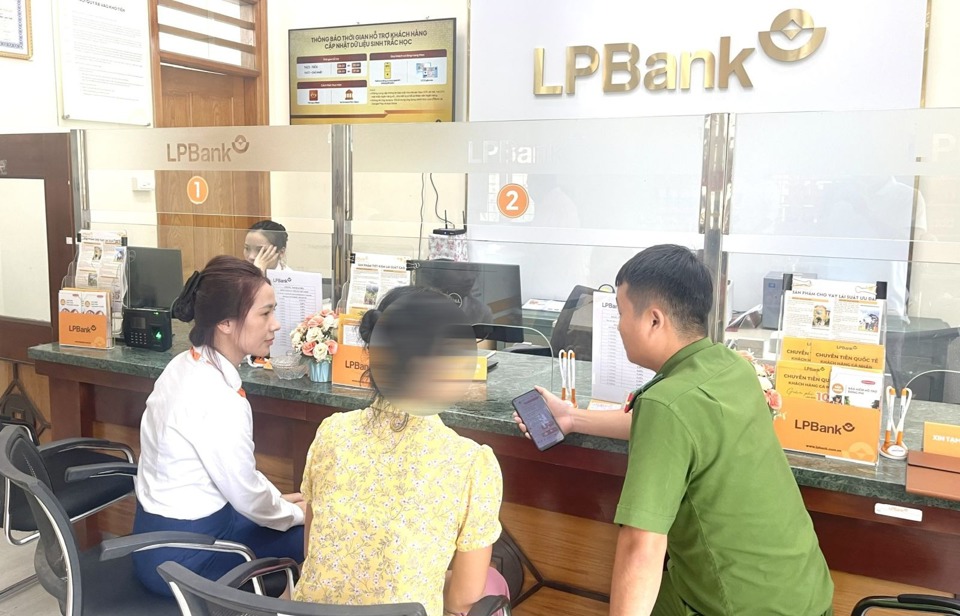 C&ocirc;ng an huyện Quan H&oacute;a phối hợp với Ph&ograve;ng giao dịch Ng&acirc;n h&agrave;ng Li&ecirc;n Việt Postbank kịp thời tuy&ecirc;n truyền, giải th&iacute;ch ngăn chặn vụ việc.&nbsp;Ảnh: CACC &nbsp;