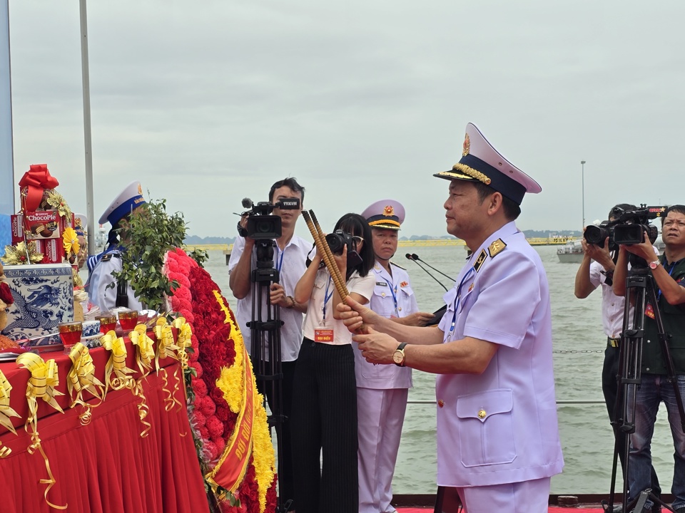 Trung tướng, Ch&iacute;nh uỷ Qu&acirc;n chủng Hải qu&acirc;n Nguyễn Văn Bổng thắp hương tri &acirc;n tưởng nhớ c&aacute;c anh h&ugrave;ng liệt sĩ. Ảnh: Vĩnh Qu&acirc;n