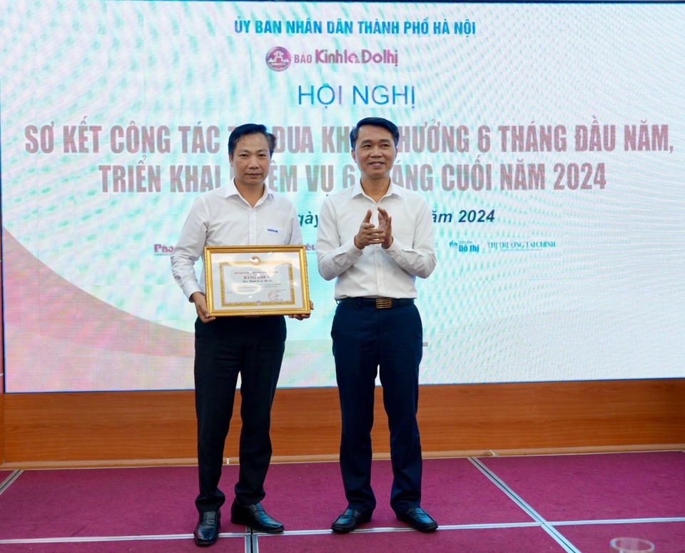 Trưởng ban Thi đua-Khen thưởng TP H&agrave; Nội Nguyễn C&ocirc;ng Bằng trao Bằng khen của UBND TP H&agrave; Nội cho tập thể B&aacute;o Kinh tế &amp; Đ&ocirc; thị c&oacute; th&agrave;nh t&iacute;ch trong thực hiện Chỉ thị 34-CT/TW về tiếp tục đổi mới c&ocirc;ng t&aacute;c thi đua khen thưởng giai đoạn 2014-2024.