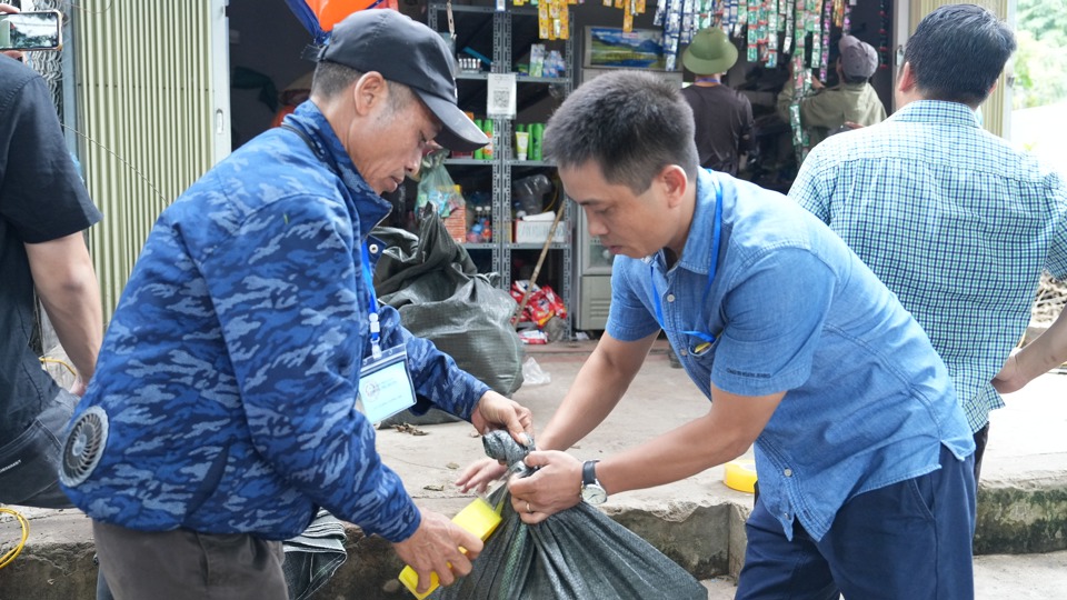 Lực lượng chức năng ni&ecirc;m phong c&aacute;c vật dụng đối với trường hợp kh&ocirc;ng chấp h&agrave;nh những quy định b&agrave;n giao mặt bằng.