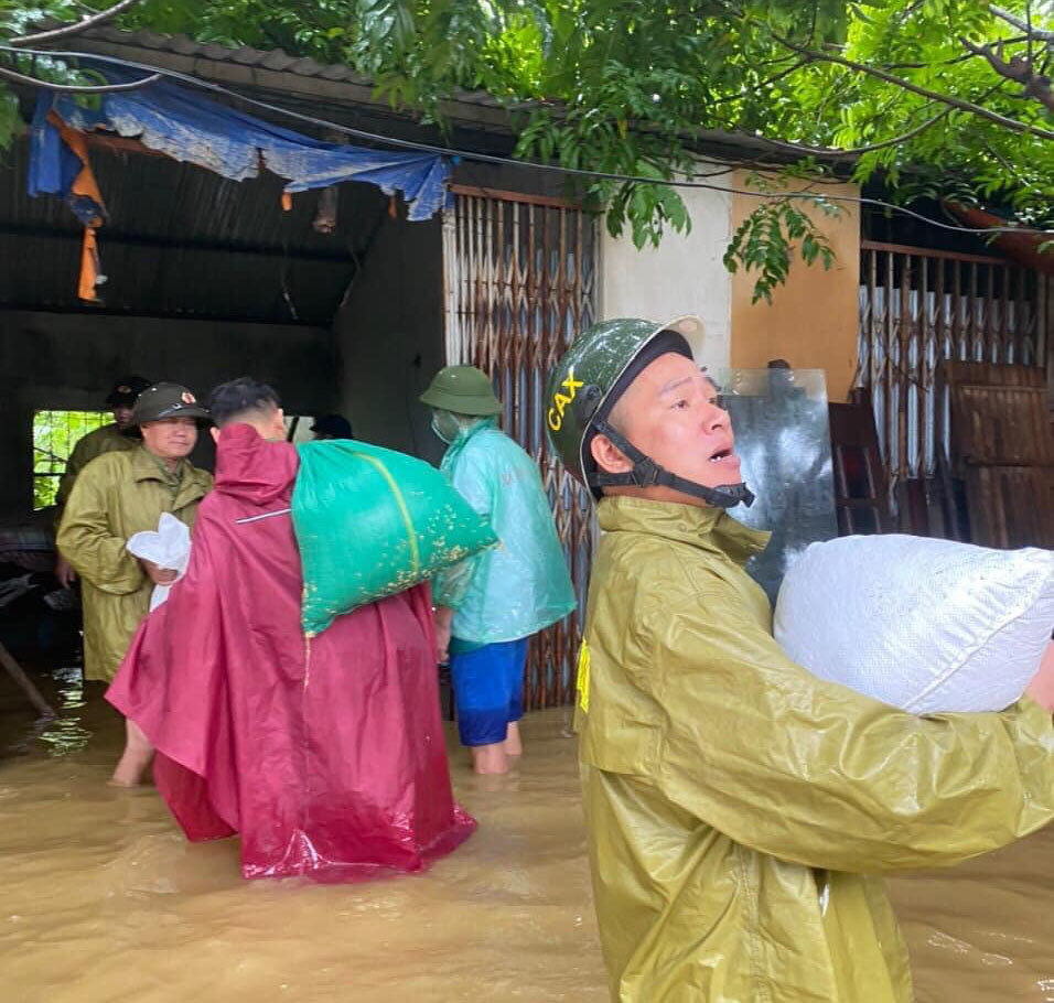 Lực lượng C&ocirc;ng an huyện, C&ocirc;ng an x&atilde; B&igrave;nh Y&ecirc;n hỗ trợ di dời người d&acirc;n, đồ đạc đến nơi an to&agrave;n. Ảnh: C&ocirc;ng an x&atilde; B&igrave;nh Y&ecirc;n.