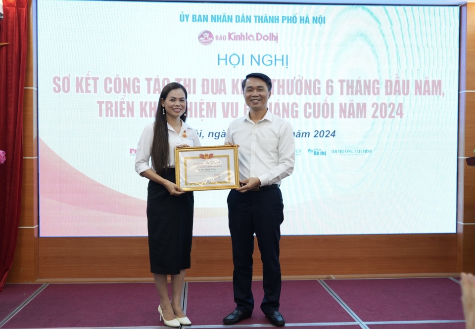 Trưởng ban Thi đua-Khen thưởng TP Nguyễn C&ocirc;ng Bằng đ&atilde; trao khen thưởng &ldquo;Chiến sĩ thi đua cấp th&agrave;nh phố năm 2023&rdquo; cho b&agrave; Đ&agrave;o Thanh Ho&agrave;n - Ph&oacute; Ch&aacute;nh Văn ph&ograve;ng B&aacute;o Kinh tế &amp; Đ&ocirc; thị