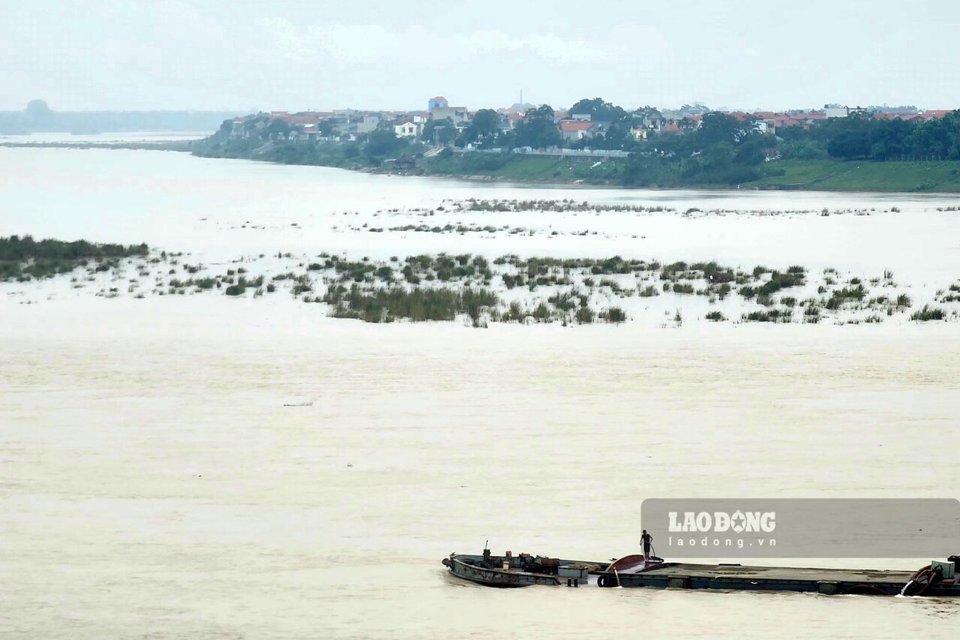 C&aacute;c con s&ocirc;ng đều l&ecirc;nh đ&ecirc;nh nước, che khuất những diện t&iacute;ch đất b&atilde;i bồi ven s&ocirc;ng, cồn c&aacute;t trơ trọi giữa s&ocirc;ng những ng&agrave;y nước cạn. Ảnh s&ocirc;ng Hồng (Việt Tr&igrave; - Ba V&igrave;).