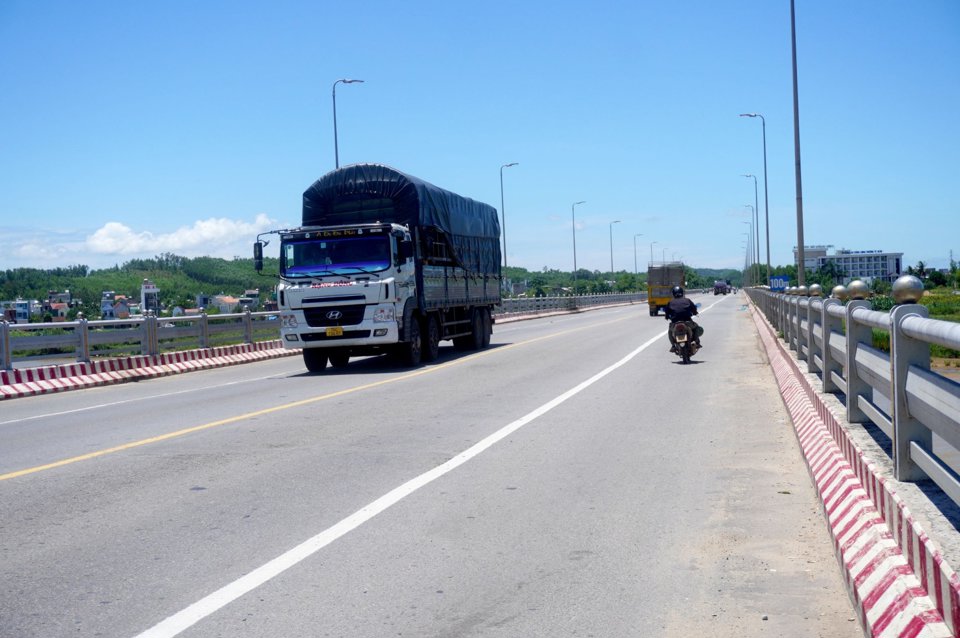 Cầu Tr&agrave; Kh&uacute;c 2 d&agrave;i 1.400 m, bắc qua s&ocirc;ng Tr&agrave; Kh&uacute;c, c&oacute; vốn đầu tư 158 tỷ đồng. C&ocirc;ng tr&igrave;nh n&agrave;y nằm chung trong hạng mục đầu tư tuyến đường tr&aacute;nh TP Quảng Ng&atilde;i d&agrave;i hơn 7 km thay thế cho tuyến Quốc lộ 1A cũ chạy cắt ngang trung t&acirc;m TP Quảng Ng&atilde;i.