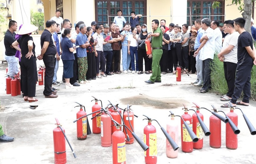 C&ocirc;ng an huyện Thường T&iacute;n hướng dẫn người d&acirc;n sử dụng b&igrave;nh chữa ch&aacute;y