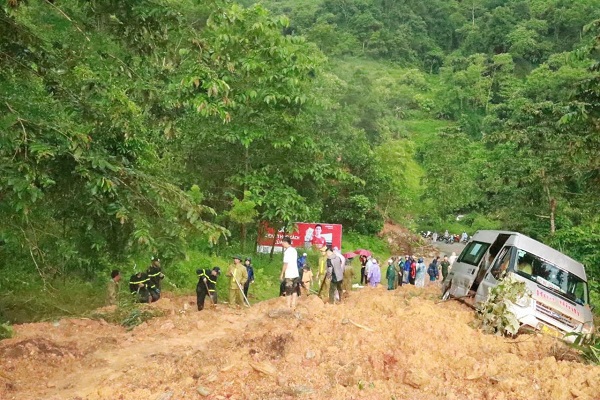 C&aacute;c lực lượng chức năng, trong đ&oacute; c&oacute; c&aacute;n bộ ng&agrave;nh đường bộ giải quyết sạt lở đất ở H&agrave; Giang. Ảnh: Cục đường bộ Việt Nam