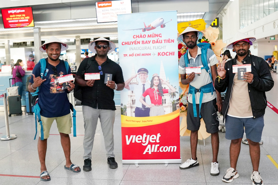 Du kh&aacute;ch Ấn Độ đến TP Hồ Ch&iacute; Minh tham quan sau khi Vietjet mở đường bay thẳng Việt Nam-Kochi (Ấn Độ). Ảnh: Ho&agrave;i Nam