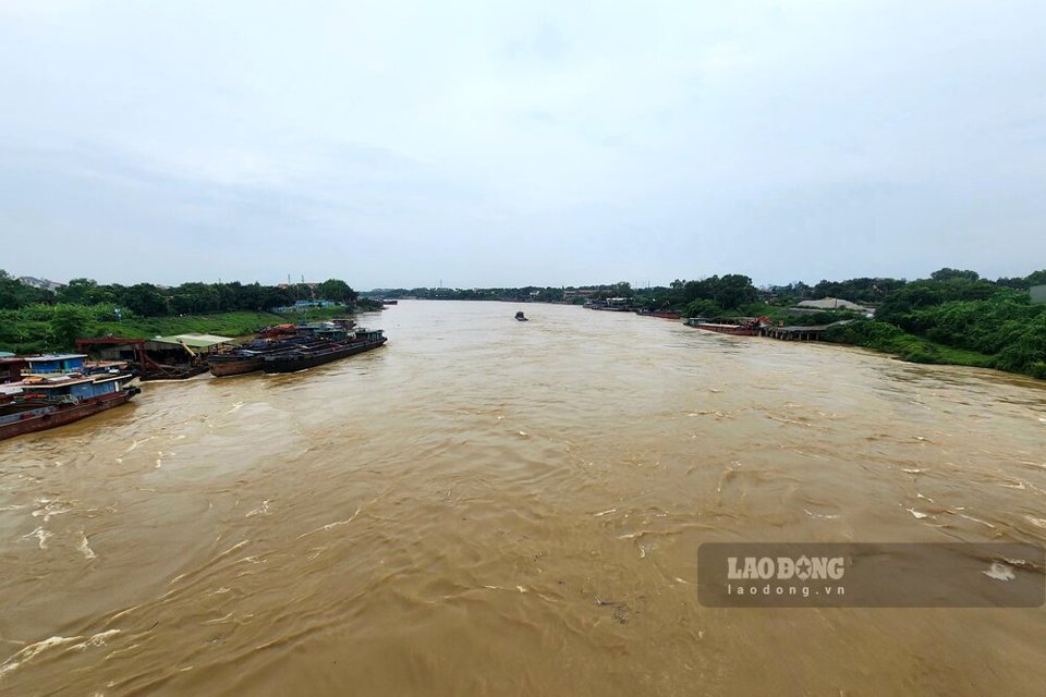 Nguy cơ cao xảy ra ngập lụt tại c&aacute;c v&ugrave;ng trũng thấp ven s&ocirc;ng k&eacute;o d&agrave;i nhiều ng&agrave;y v&agrave; lũ qu&eacute;t tr&ecirc;n c&aacute;c s&ocirc;ng, suối nhỏ, sạt lở đất tr&ecirc;n c&aacute;c sườn dốc ở khu vực v&ugrave;ng n&uacute;i Bắc Bộ. Ảnh s&ocirc;ng L&ocirc; (Việt Tr&igrave;).