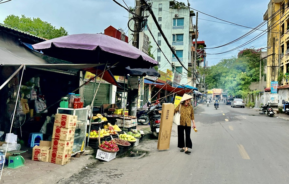 Vỉa&nbsp;h&egrave; được trưng dụng th&agrave;nh nơi b&aacute;n h&agrave;ng, treo biển quảng c&aacute;o. Tận dụng lề đường để xe khiến người d&acirc;n phải xuống lề đường tiềm ẩn nguy cơ tai nạn giao th&ocirc;ng.&nbsp;