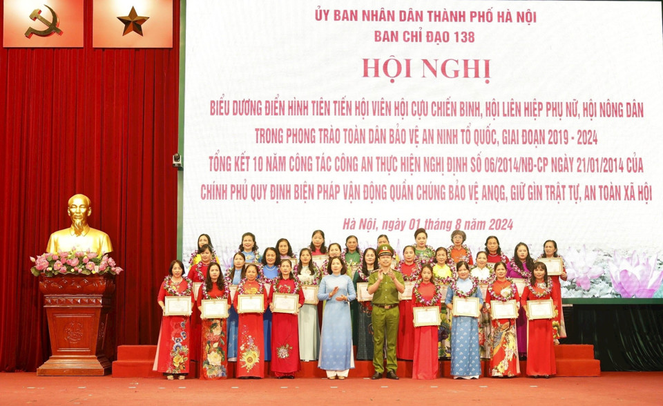 Vinh danh c&aacute;c điển h&igrave;nh ti&ecirc;n tiến.