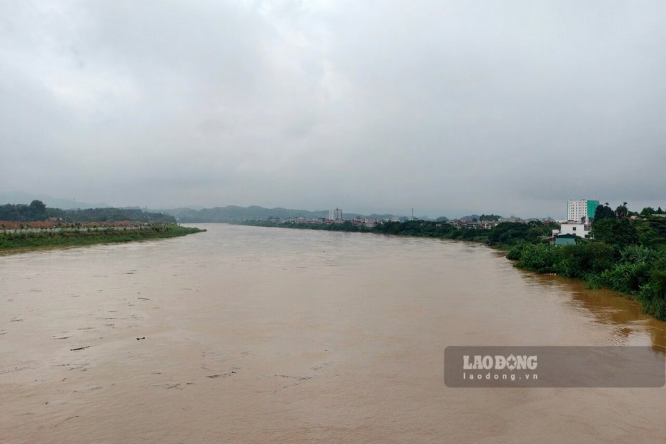 Theo Trung t&acirc;m Dự b&aacute;o kh&iacute; tượng thủy văn quốc gia, mực nước thượng lưu s&ocirc;ng Hồng (s&ocirc;ng Thao) đang l&ecirc;n nhanh. L&uacute;c 13 giờ ng&agrave;y 31/7, mực nước tr&ecirc;n s&ocirc;ng Hồng tại Y&ecirc;n B&aacute;i l&agrave; 28,16m, dưới B&aacute;o động 1 l&agrave; 1,84m. Ảnh s&ocirc;ng Hồng (Y&ecirc;n B&aacute;i).