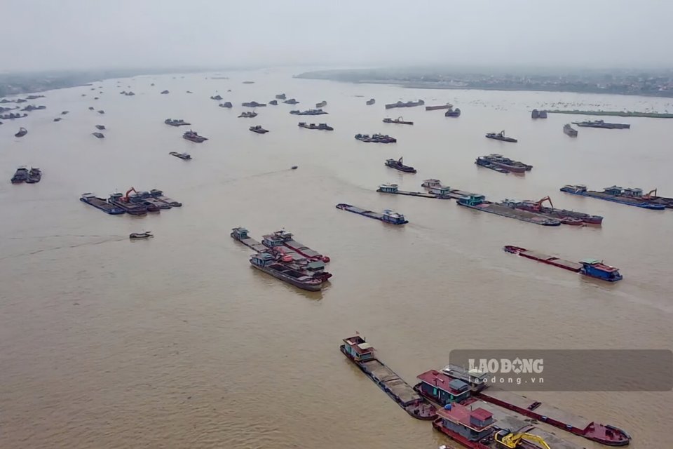 Trung t&acirc;m Dự b&aacute;o kh&iacute; tượng thủy văn quốc gia cảnh b&aacute;o, lũ tr&ecirc;n c&aacute;c s&ocirc;ng, suối l&ecirc;n sẽ g&acirc;y ngập lụt tại c&aacute;c v&ugrave;ng trũng thấp ven s&ocirc;ng, ảnh hưởng tới c&aacute;c hoạt động như giao th&ocirc;ng thủy, nu&ocirc;i trồng thủy sản, sản xuất n&ocirc;ng nghiệp, d&acirc;n sinh v&agrave; c&aacute;c hoạt động kinh tế - x&atilde; hội; mực nước lũ c&aacute;c s&ocirc;ng suối nhỏ hạ lưu s&ocirc;ng Hồng - Th&aacute;i B&igrave;nh duy tr&igrave; ở mức cao nhiều ng&agrave;y c&oacute; thể l&agrave;m lở đất ven s&ocirc;ng v&agrave; ảnh hưởng đến an to&agrave;n đối với c&aacute;c tuyến đ&ecirc; v&ugrave;ng ven s&ocirc;ng Đ&aacute;y, s&ocirc;ng B&ugrave;i, s&ocirc;ng T&iacute;ch v&agrave; c&aacute;c nơi kh&aacute;c v&ugrave;ng đồng bằng s&ocirc;ng Hồng- Th&aacute;i B&igrave;nh. Ảnh s&ocirc;ng Hồng (huyện Vĩnh Tường, Vĩnh Ph&uacute;c - Ba V&igrave;).