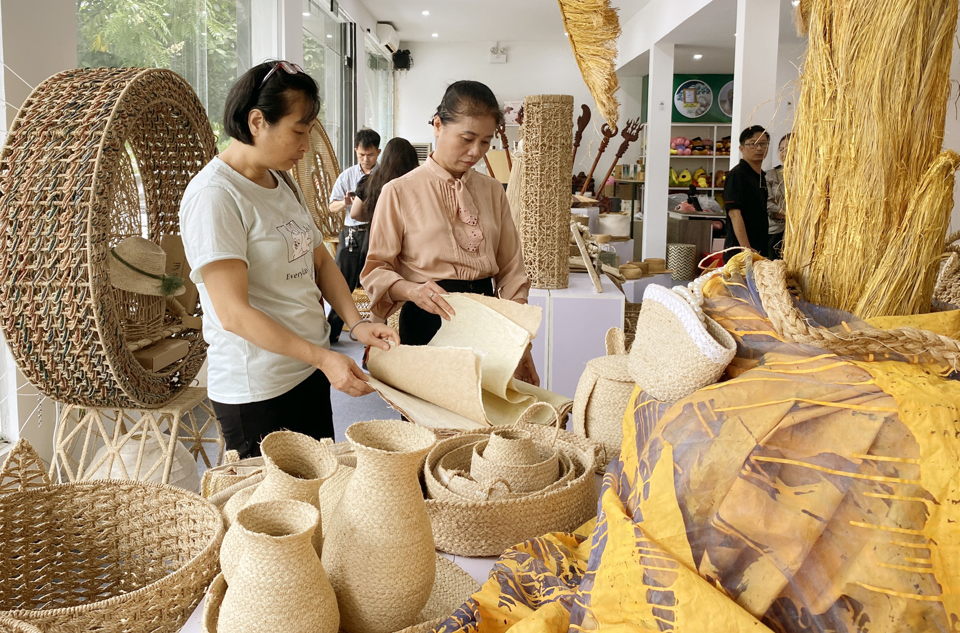 Kh&aacute;ch tham quan t&igrave;m hiểu h&agrave;ng thủ c&ocirc;ng mỹ nghệ tại triển l&atilde;m. Ảnh: Ho&agrave;i Nam