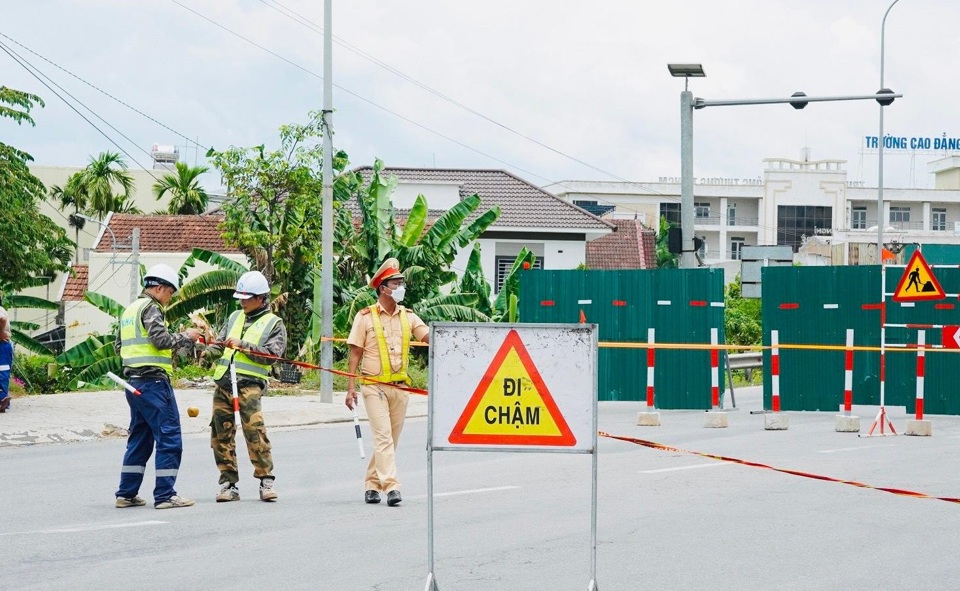 Từ ng&agrave;y 17/7, chủ đầu tư, đơn vị thi c&ocirc;ng "đ&oacute;ng cầu" Tr&agrave; Kh&uacute;c 2, ngăn kh&ocirc;ng cho c&aacute;c phương tiện qua lại để sửa chữa theo kế hoạch.