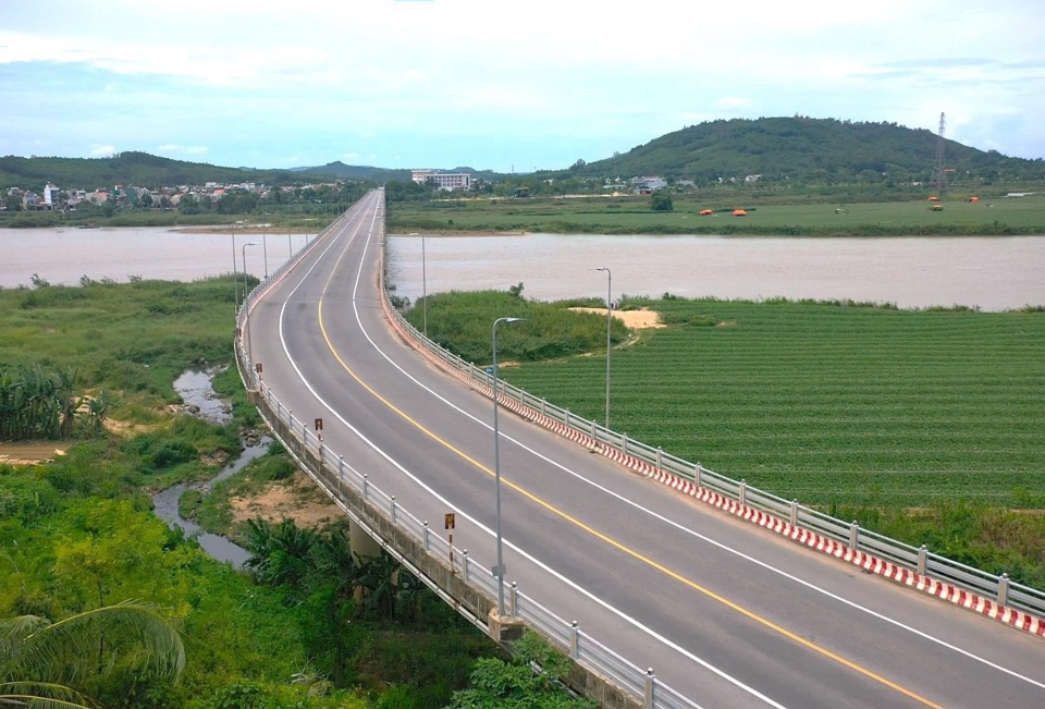 Cầu Tr&agrave; Kh&uacute;c 2 l&agrave; cầu giao th&ocirc;ng huyết mạch tr&ecirc;n tuyến Quốc lộ 1A, thuộc địa phận TP Quảng Ng&atilde;i (tỉnh Quảng Ng&atilde;i), được x&acirc;y dựng v&agrave;o th&aacute;ng 2/2002 v&agrave; đưa v&agrave;o sử dụng từ năm 2004.