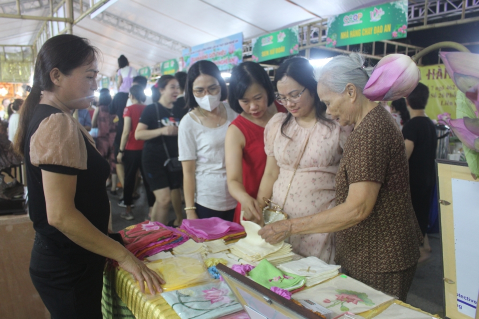 Sản phẩm lụa tơ sen &ldquo;độc nhất v&ocirc; nhị&rdquo; của C&ocirc;ng ty TNHH D&acirc;u Tằm Tơ Mỹ Đức do nghệ nh&acirc;n Phan Thị Thuận s&aacute;ng tạo thu h&uacute;t du kh&aacute;ch. Ảnh: Mộc Mi&ecirc;n &nbsp;