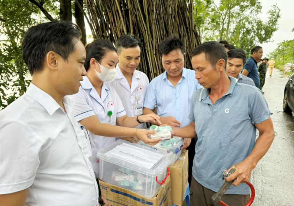 TTYT huyện Chương Mỹ tổ chức điểm cấp ph&aacute;t thuốc lưu động cho người d&acirc;n tại x&atilde; Nam Phương Tiến.